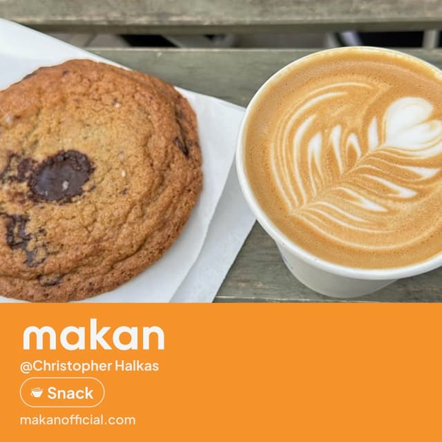Cookie and latte on Makan